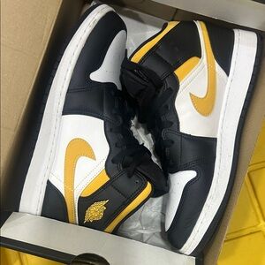 Nike Men's Black, White, and Yellow Sneakers